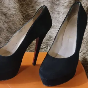 Продам Christian Louboutin Bianca 140 женские сапоги   Antonio  Gelo