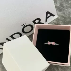 Каблучка Pandora Рожевий бант / Срібне кільце Пандора з бантом