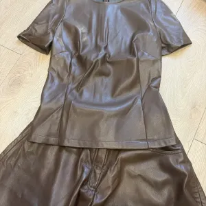 Костюм Friends of fashion з єко шкіри