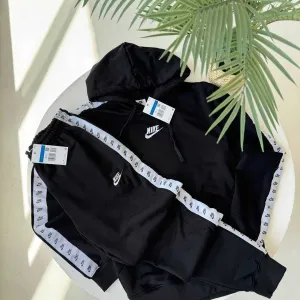 Чоловічий костюм Nike на лампасах