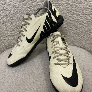 Сороконіжки Бутси футзалки  сороконожки кросівки Nike 40р