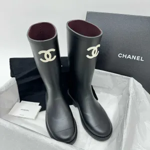 Жіночі чорні гумові чоботи Chanel черные демисезонные резиновые ботинки Chanel жокейские сапоги Шанель