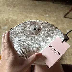 Сумка Juicy Couture Effortless Crossbody в белом цвете