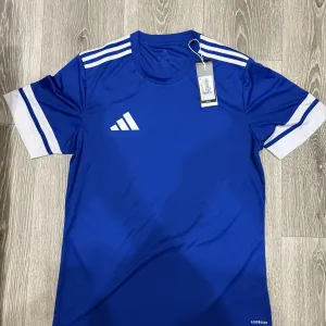 Футболка Adidas original , у розмірі М, синього кольору