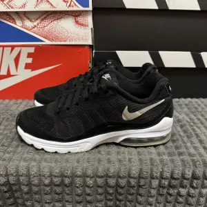 Кросівки Nike Air Max Invigor 40(25,5см) оригінал