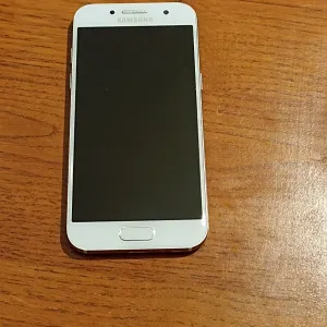 Продам телефон Samsung A3