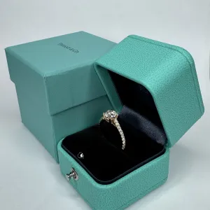 Золота каблучка з діамантами в стилі Tiffany Novo.