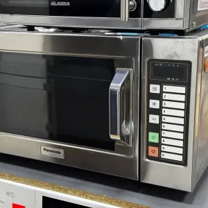 Професійна мікрохвильова піч Panasonic NE-1037