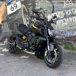 Мотоцикл Ducati Diavel V4 2026 року