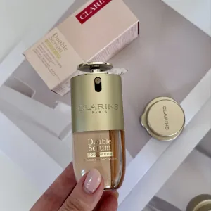 Тональний крем Clarins Double Serum Foundation