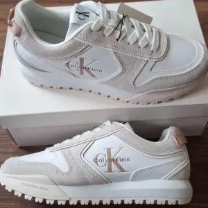 Оригінальні жіночі кросівки Calvin Klein  розмір 39