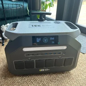Портативна зарядна станція IEE P2400 — 2400W / 2048Wh