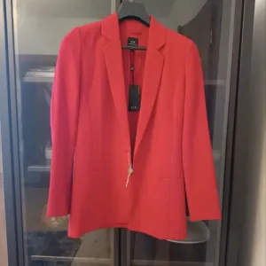 Новый коассный пиджак Armani! Оригинал! Недорого! Размер S!