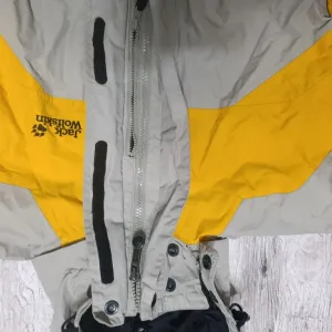 Куртка жіноча (вітровка) Jack Wolfskin