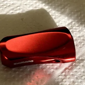Shimano Yumeya Aluminum Sensitive Knob RedПреміальний алюмінієвий кноб від тюнінг-ательє Yumeya у насиченому червоному кольорі