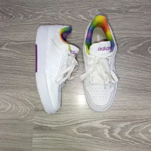 Жіночі кросівки Adidas Entrap 'Pride' (артикул H01052).
