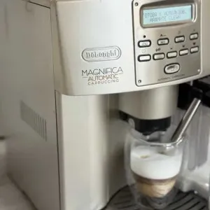 Кавомашина Delonghi Magnifica ESAM 3500, в гарному стані, з Німеччини