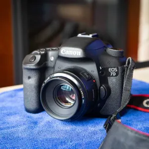 Canon 7D + Canon EF 50 1.8 + сумка + карта памяти