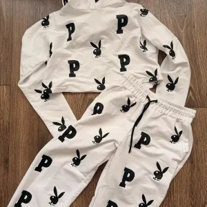 Продам  Эксклюзивный моногамный белый прогулочный костюм Play boy в  новом состоянии! Недорого!