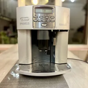 Продам кавоварку De'Longhi Magnifica Elegance Pronto
