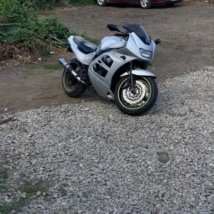 Suzuki RF900R можливий обмін
