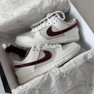 Nike Dunk SB Low Sail Burgundy Crush жіночі кросівки найк данк