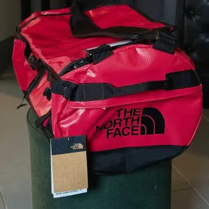 Туристична дорожня сумку [Оригінал] The North Face Base Camp Duffel у розмірі S із міцного ламінованого матеріалу з чорними ручками й логотипом бренду
