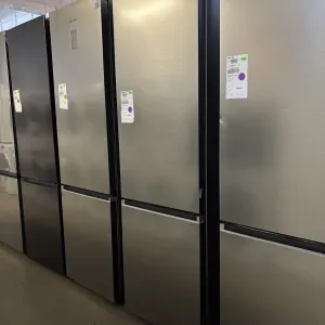 Стоковий холодильник Samsung, rb38c600cs9