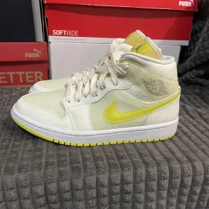 Кросівки Nike Air Jordan 1 Mid SE Voltage Yellow 40(25,5см) оригінал