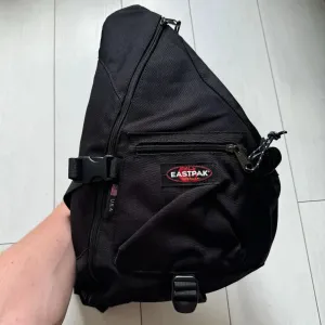 Сумка-слінг через плече Eastpak Sling 008 Black 15.5L,чорна