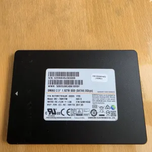Диск ssd  1.9 tb 2.5" Samsung для ноутбука або ПК Стан гарний 2tb