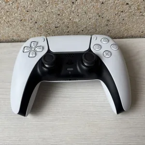Оригінальний геймпад  Dualsense для PS5 в білому кольорі
