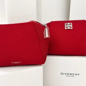 Нова червона косметичка Givenchy