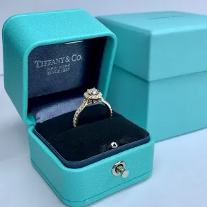 Золота каблучка з діамантами в стилі Tiffany Soleste