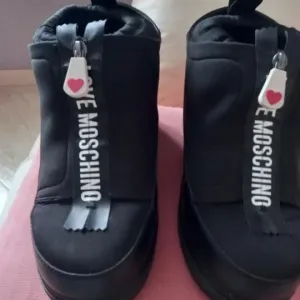 Угги известный бренд LOVE MOCHINO  Оригинал!