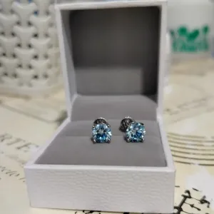Сережки з голубим діамантом муассанітом 1 карат 6.5 Sea Blu.Безкошьовна доставка олх нова пошта!