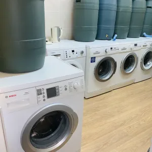 пральна машинка з баком для проточної води