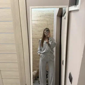 Жіночий велюровий костюм