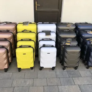 Чемодан Пластиковый удобный дорожный чемодан 147 валіза