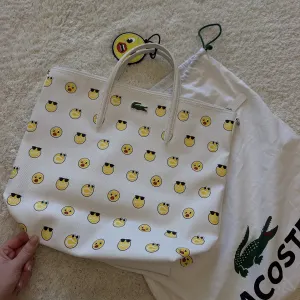 сумка Lacoste з капсульної колекції Yazbukey