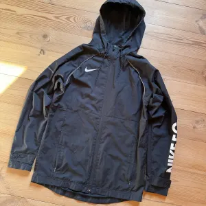 Вітровка від бренду Nike