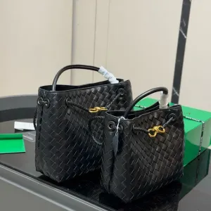 Жіноча сумка з натуральної шкіри Bottega Veneta Andiamo Bag Black