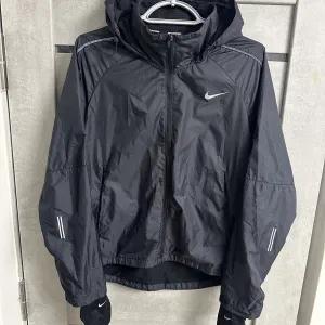 Куртка Nike Shield Storm-Fit Running  М розмір жіноча!