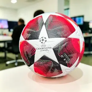 Офіційний футбольний м'яч UEFA Champions League Pro (Розмір 5)