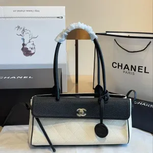 Сумка Chanel Urban Essential East West Small AS6288 31 см чорно-біла  В НАЯВНОСТІ