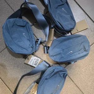 Спортивна сумка на пояс бананка Nike NK AURA WAISTPACK
