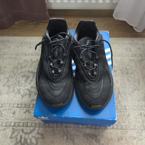 Кросівки жіночі Adidas Ozelia