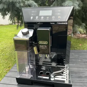 Автоматична кавомашина Delonghi Eletta EVO 2022 рік  гарантія 6 місяців. Пробіг 2200 чашок