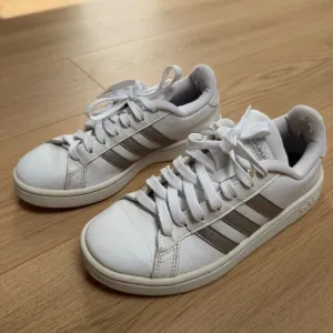 Білі шкіряні кросівки Adidas 36 розміру