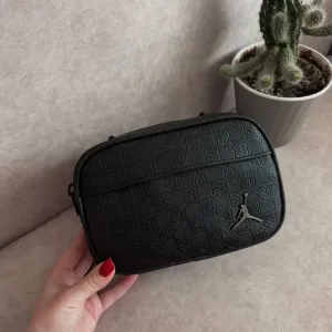 Сумка Air Jordan Monogram Crossbody | Nike, найк, джордан месенджер